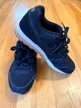 Women’s Nike Black Suede Low-Top Sneakers Size 6